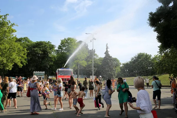 Odessa Ukraina Juli 2023 Barn Har Roligt Vatten Med Brandbil — Stockfoto
