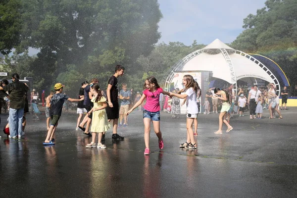 Odessa Ukrajina Červenec 2023 Děti Baví Pod Vodou Hasičským Vozem — Stock fotografie