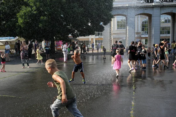 Odessa Ucrania Julio 2023 Los Niños Divierten Bajo Agua Con —  Fotos de Stock