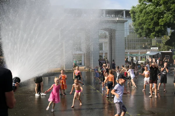 乌克兰敖德萨2023年7月2日炎热的夏天 孩子们乘坐消防车在水下玩得很开心 — 图库照片