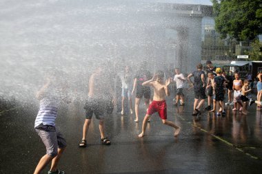 Odessa Ukrayna 2 Temmuz 2023 Çocuklar sıcak bir yaz gününde itfaiye aracıyla suyun altında eğleniyor