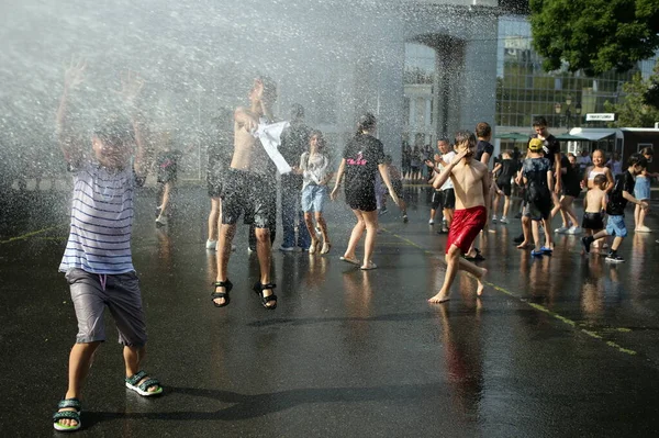 Οδησσός Ουκρανία Ιουλίου 2023 Παιδιά Διασκεδάζουν Υποβρύχια Ένα Πυροσβεστικό Όχημα Εικόνα Αρχείου
