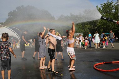 Odessa Ukrayna 2 Temmuz 2023 Çocuklar sıcak bir yaz gününde itfaiye aracıyla suyun altında eğleniyor