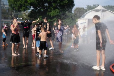 Odessa Ukrayna 2 Temmuz 2023 Çocuklar sıcak bir yaz gününde itfaiye arabasıyla su altında eğleniyor