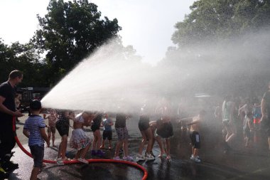 Odessa Ukrayna 2 Temmuz 2023 Çocuklar sıcak bir yaz gününde itfaiye arabasıyla su altında eğleniyor