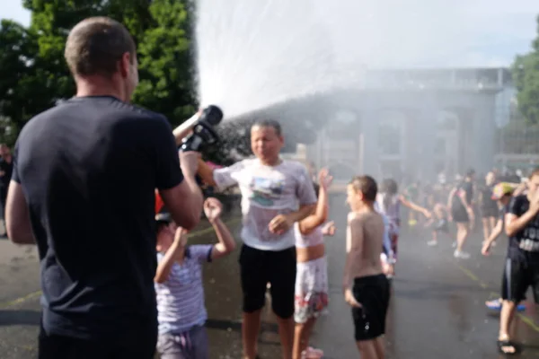 Odessa Ukrayna Temmuz 2023 Çocuklar Sıcak Bir Yaz Gününde Itfaiye — Stok fotoğraf