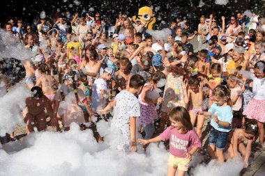 Odessa Ukrayna 15 Temmuz 2023 Çocuklar köpük partisinde eğleniyor