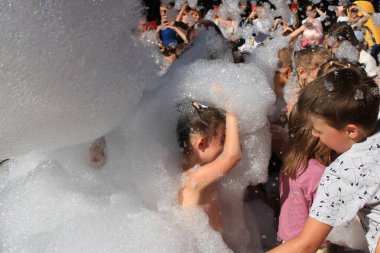 Odessa Ukrayna 15 Temmuz 2023 Çocuklar köpük partisinde iyi eğlenceler