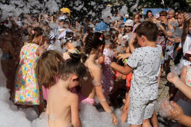Odessa Ukrayna 15 Temmuz 2023 Çocuklar köpük partisinde iyi eğlenceler