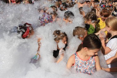 Odessa Ukrayna 15 Temmuz 2023 Çocuklar köpük partisinde iyi eğlenceler