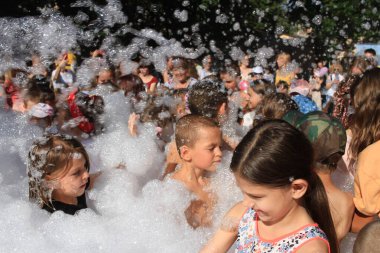 Odessa Ukrayna 15 Temmuz 2023 Çocuklar köpük partisinde iyi eğlenceler