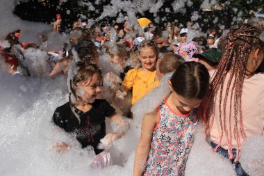 Odessa Ukrayna 15 Temmuz 2023 Çocuklar köpük partisinde iyi eğlenceler