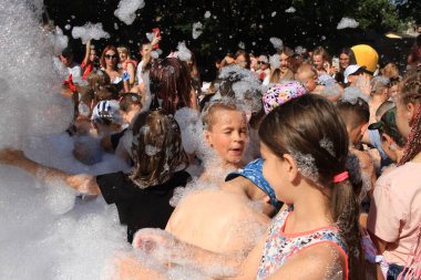 Odessa Ukrayna 15 Temmuz 2023 Çocuklar köpük partisinde iyi eğlenceler