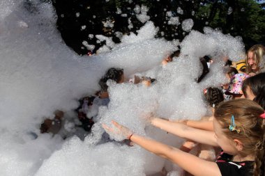 Odessa Ukrayna 15 Temmuz 2023 Çocuklar köpük partisinde iyi eğlenceler