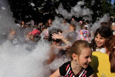 Odessa Ukrayna 15 Temmuz 2023 Çocuklar köpük partisinde iyi eğlenceler