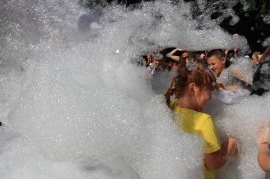 Odessa Ukrayna 15 Temmuz 2023 Çocuklar köpük partisinde iyi eğlenceler