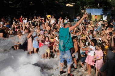 Odessa Ukrayna 15 Temmuz 2023 Çocuklar köpük partisinde iyi eğlenceler