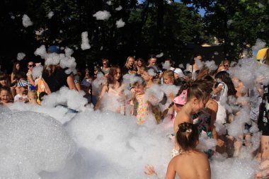 Odessa Ukrayna 15 Temmuz 2023 Çocuklar köpük partisinde iyi eğlenceler