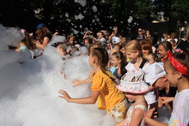 Odessa Ukrayna 15 Temmuz 2023 Çocuklar köpük partisinde iyi eğlenceler