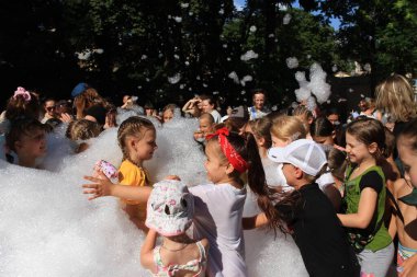 Odessa Ukrayna 15 Temmuz 2023 Çocuklar köpük partisinde iyi eğlenceler