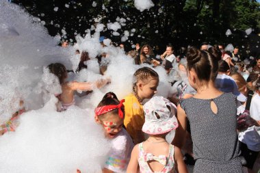 Odessa Ukrayna 15 Temmuz 2023 Çocuklar köpük partisinde iyi eğlenceler
