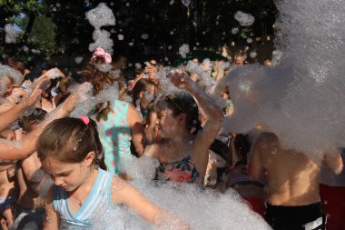 Odessa Ukrayna 15 Temmuz 2023 Çocuklar köpük partisinde iyi eğlenceler