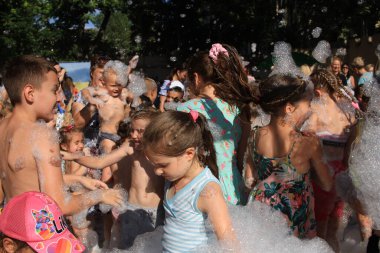 Odessa Ukrayna 15 Temmuz 2023 Çocuklar köpük partisinde iyi eğlenceler