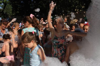 Odessa Ukrayna 15 Temmuz 2023 Çocuklar köpük partisinde iyi eğlenceler