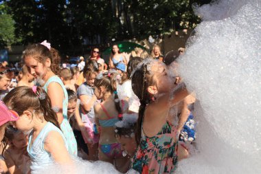 Odessa Ukrayna 15 Temmuz 2023 Çocuklar köpük partisinde iyi eğlenceler