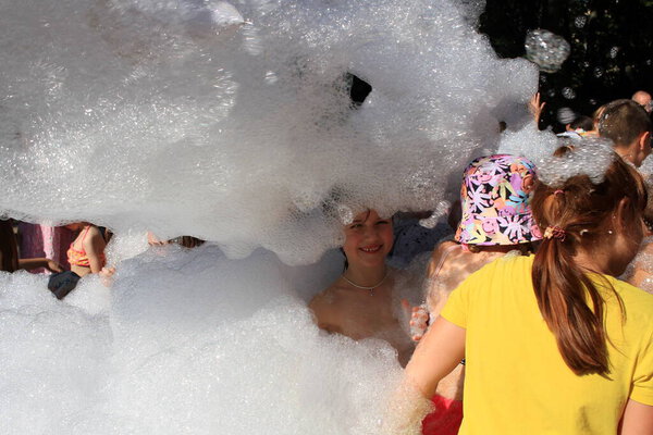 Одесса Украина 15 Июля 2023 Дети веселятся на пенной вечеринке