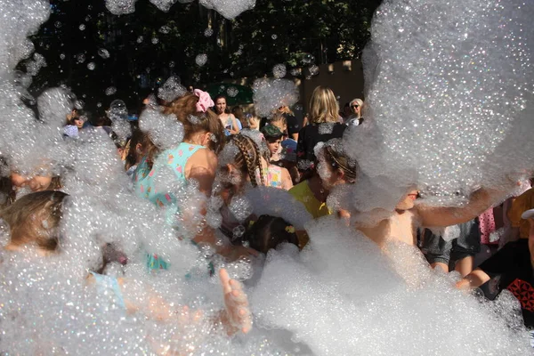 Odessa Ukrayna 15 Temmuz 2023 Çocuklar köpük partisinde iyi eğlenceler