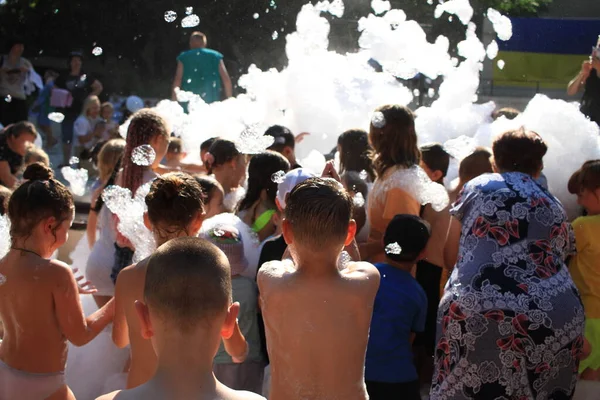 オデッサウクライナ 7月2023 子供たちは泡パーティーで楽しんでいます ストック画像