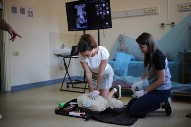 Odessa, Ukrayna Eylül, 4.2023 İlk yardım, temel yaşam desteği ve defibrilatör sınıfı.