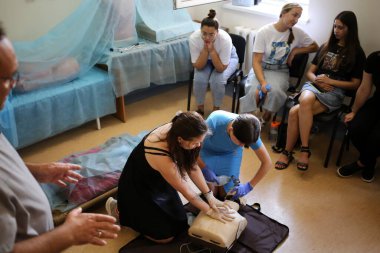 Odessa, Ukrayna Eylül, 4.2023 İlk yardım, temel yaşam desteği ve defibrilatör sınıfı.