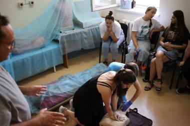 Odessa, Ukrayna Eylül, 4.2023 İlk yardım, temel yaşam desteği ve defibrilatör sınıfı.