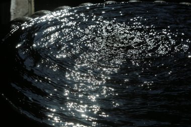 Güneş suda yansıyor.