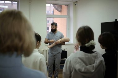 Odessa, Ukrayna 18 Aralık 2023. Bir öğretmen öğrencilere mankenler üzerine eğitim veriyor. Tıptaki simülasyon teknolojileri.