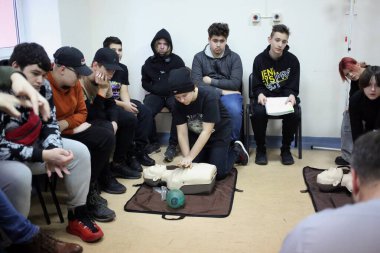Odessa, Ukrayna 18 Aralık 2023. Bir öğretmen öğrencilere mankenler üzerine eğitim veriyor. Tıptaki simülasyon teknolojileri.