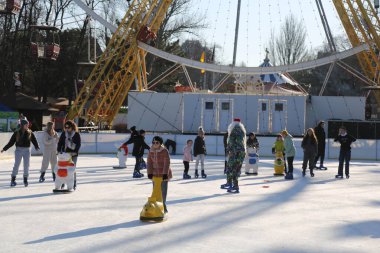 Odessa, Ukrayna, 14 Ocak 2024 İnsanlar buz pateni pistinde kayıyor.