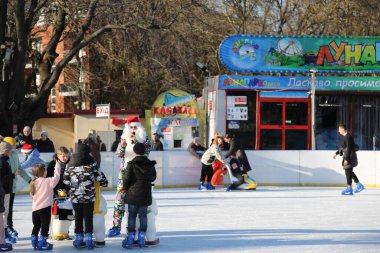 Odessa, Ukrayna, 14 Ocak 2024 İnsanlar buz pateni pistinde kayıyor.