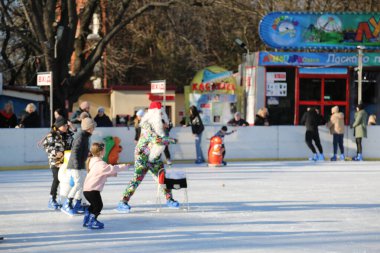Odessa, Ukrayna, 14 Ocak 2024 İnsanlar buz pateni pistinde kayıyor.