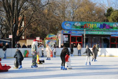 Odessa, Ukrayna, 14 Ocak 2024 İnsanlar buz pateni pistinde kayıyor.