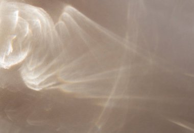 Açık bej-gri tonların ve parlak çizgilerin karışımıyla parlak bir arkaplan. Soyut şekilli elementlerle gelecek teknolojisi kavramı. İş afişi için dinamik kompozisyon, resmi davet, hediye çeki, ürün sunumu, maket.