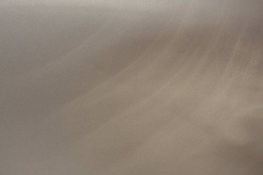 Gri-bej arkaplanda beyaz bir ışık demeti dalgası. Sisin, bulutların, su yüzeyinin, gökyüzünün, akşam manzarasının, boş caddenin, ürün tanıtım sahnesinin, reklamların, iş ilanlarının, resmi davetiyelerin, hediye kuponunun, maket kuponunun etkisi..