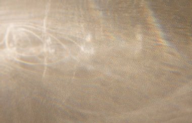 Beyaz daireler, kum, sis, rüzgar, fırtına, bej arkaplan üzerindeki uzay fenomeni şeklindeki hava durumu konsepti. Bilimsel eko-ürünler, reklamcılık, podyumlar, modeller, posterler, bloglar, şablonlar, duvardaki gölgeler..