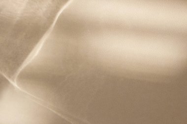 Temel şablon, yaz arkaplanının parıltılı ve güneş ışınları yansımalı, bulanık, şeffaf dokusu olan mevsimsel konsepti. Su yüzeyinin taklit edilmesi, kumlu plaj, seyahat için çöl, eko tasarım, doğa, sağlık ürünleri, posterler, reklamcılık, podyum.