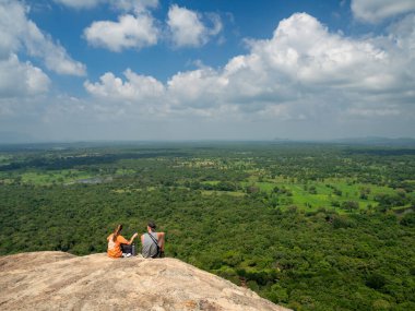 Sri Lanka, Seylan Adası - Sigirya Orman üzerindeki kaya panoramik manzarası