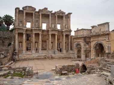 Efes, İzmir, Türkiye - Yaz 2024: Roma kenti Antik Yunanistan 'dan kalıntılar