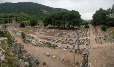 Efes, İzmir, Türkiye - Yaz 2024: Roma kenti Antik Yunanistan 'dan kalıntılar