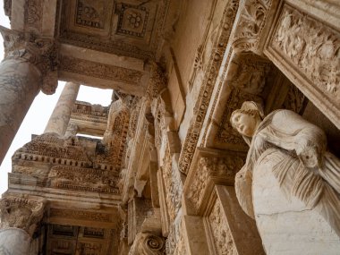 Efes, İzmir, Türkiye - Yaz 2024: Roma kenti Antik Yunanistan 'dan kalıntılar